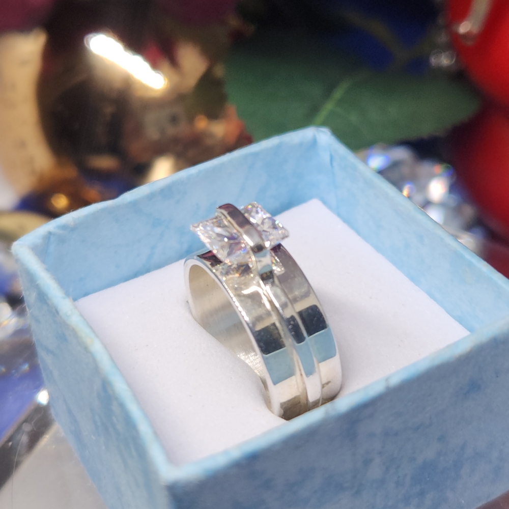 Elegant Silver Women's Ring Size 6